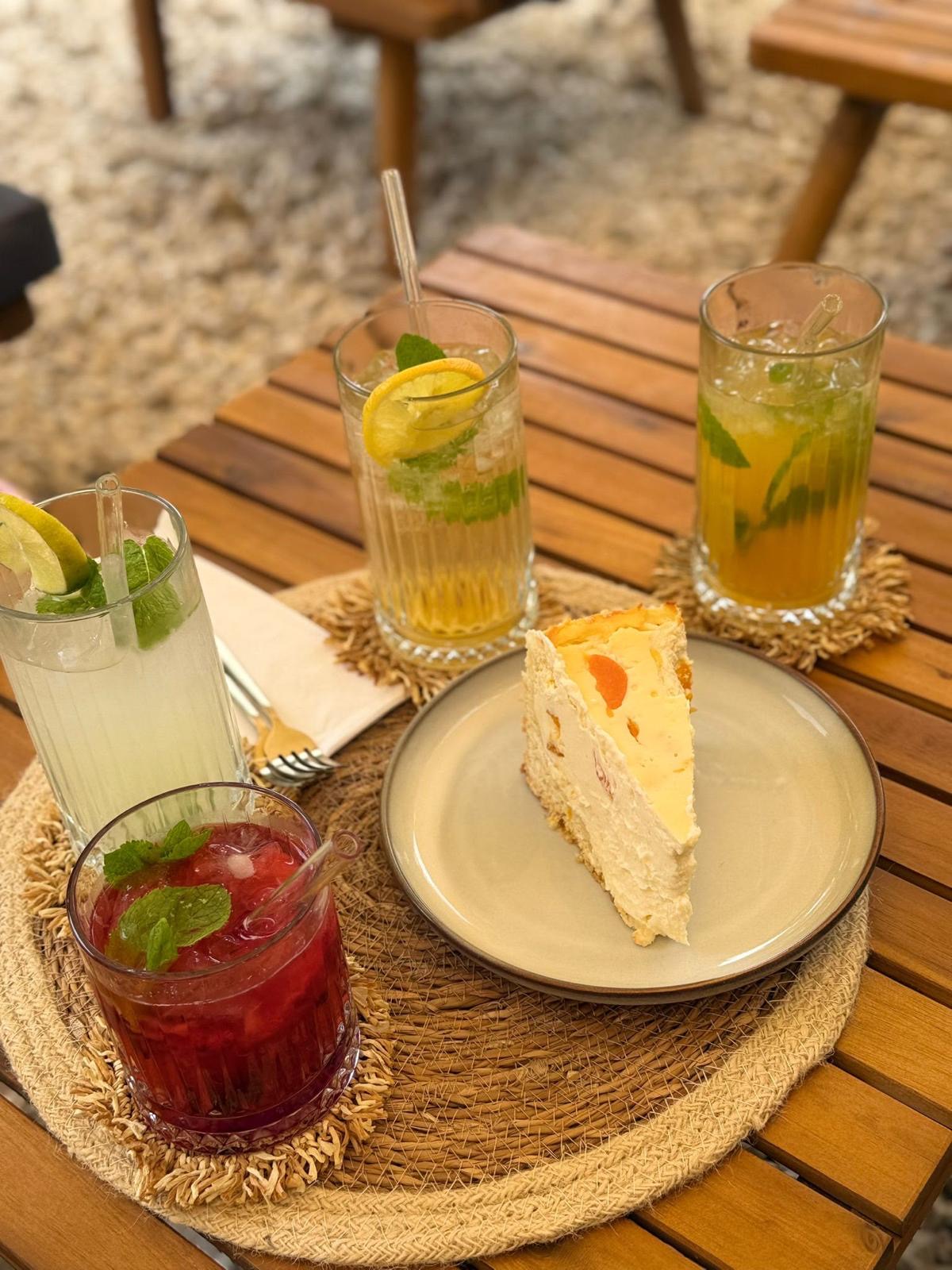 Hausgemachte Limonaden und Kuchen auf der Terrasse